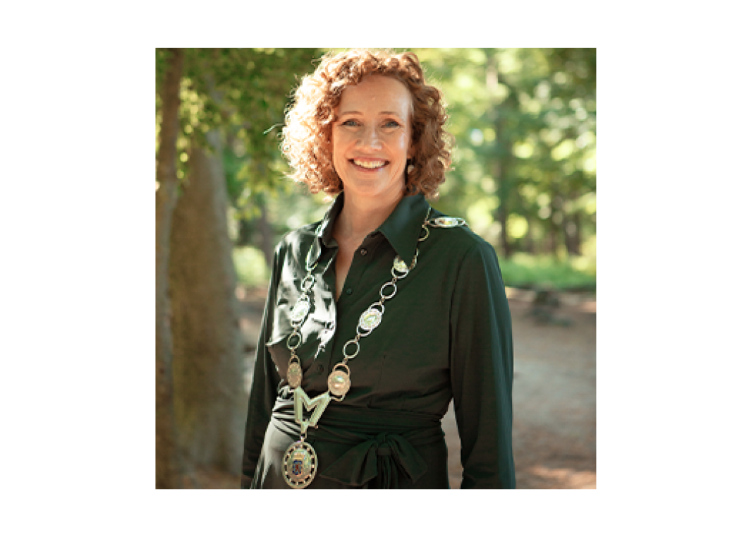 burgemeester Anne-Marie Fellinger in bos