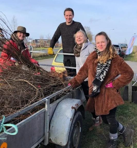 uitdeeldag, mensen bij volle aanhanger