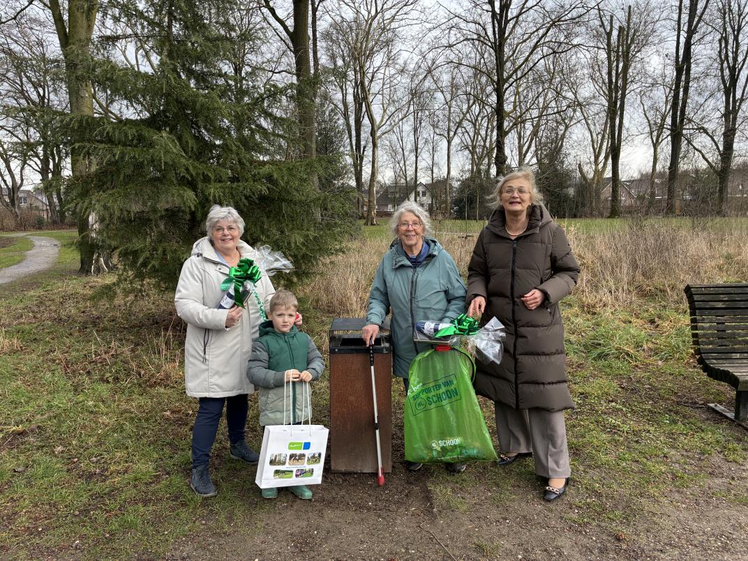 Overhandigingsmoment vanuit wethouder Jeanette Derksen 