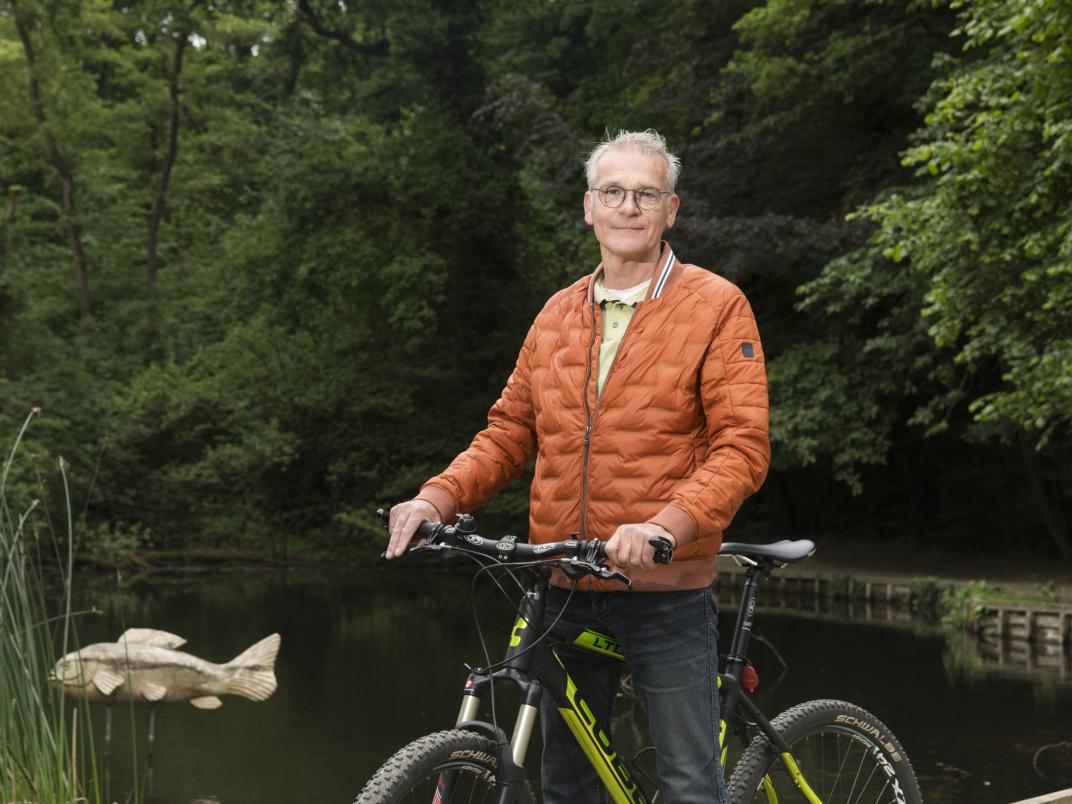 raadslid John de Groot (Helder) op de fiets