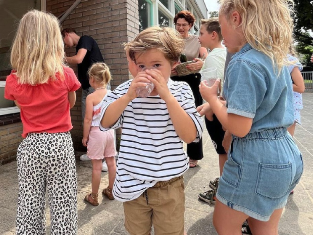 leerlingen drinken water