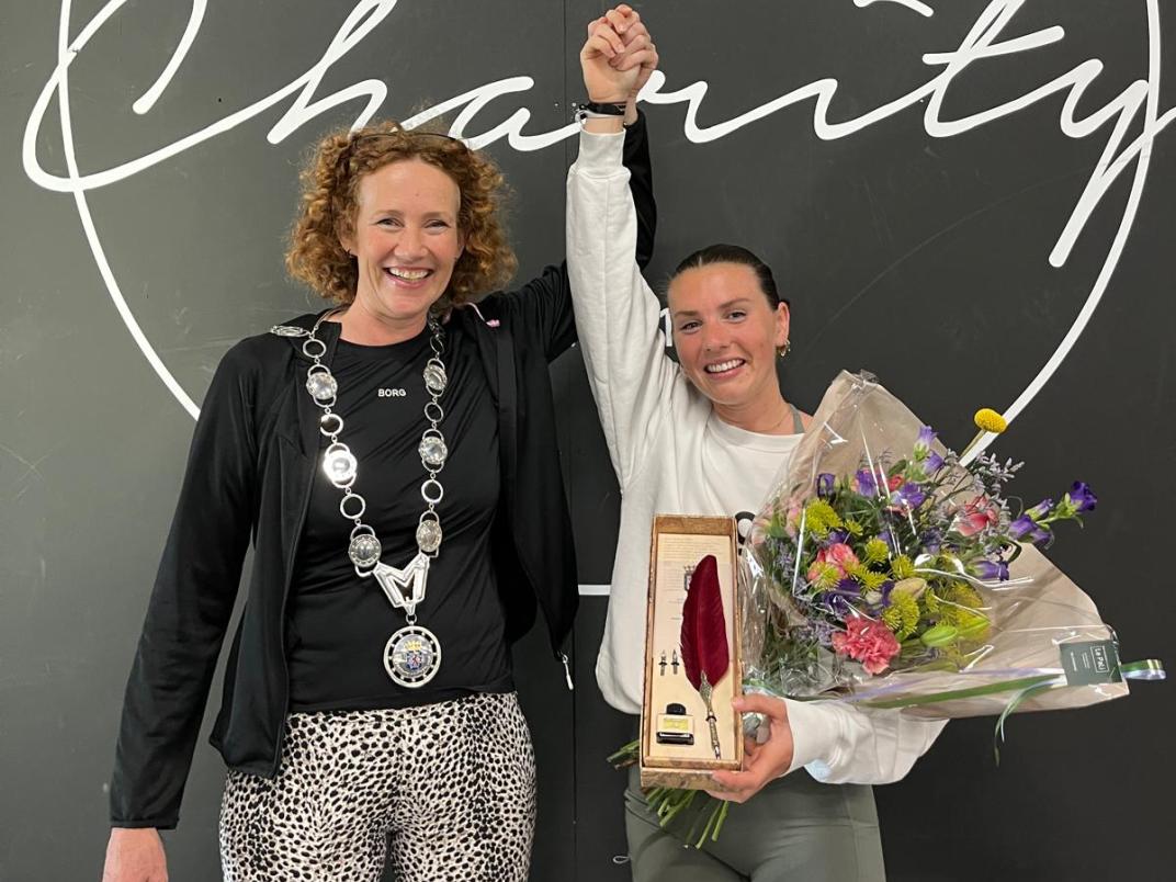 Uitreiking pluim aan Kim Evers door burgemeester Anne-Marie Fellinger