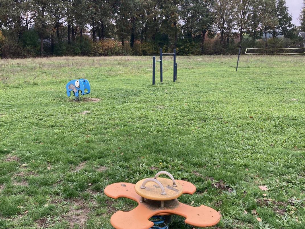 Speeltoestellen voetbalveld Stokkum 