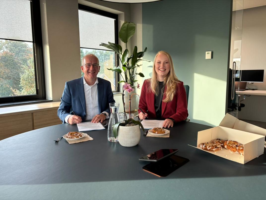 wethouder merel balduk en plavei aan tafel, tekenen overeenkomst