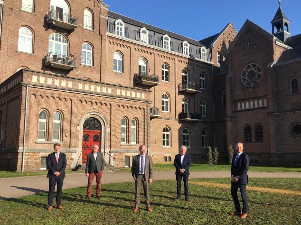 Warmtenet Bloemenbuurt kan van start, personen op foto